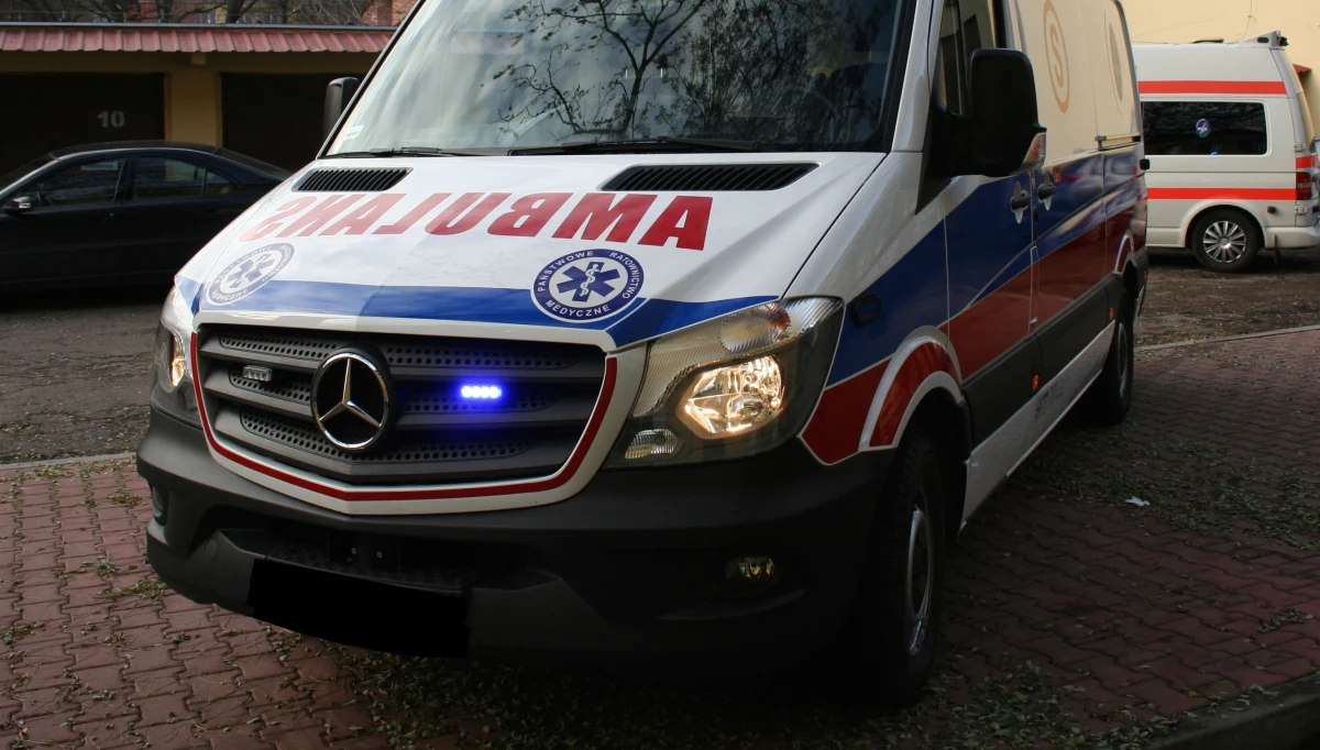 ​Jadąca na sygnale karetka pogotowia zderzyła się z autem osobowym na skrzyżowaniu ulic Okopowej i Leszno w Warszawie. Ranny został kierowca ambulansu.