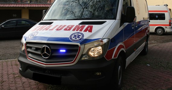 ​Jadąca na sygnale karetka pogotowia zderzyła się z autem osobowym na skrzyżowaniu ulic Okopowej i Leszno w Warszawie. Ranny został kierowca ambulansu.