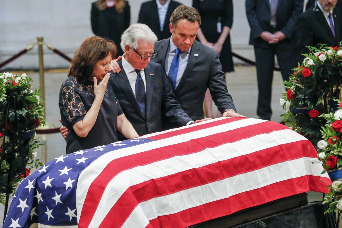 Rodzina, osobistości amerykańskiego życia publicznego, w tym trzech byłych prezydentów USA, dyplomaci i mężowie stanu z całego świata, pożegnali w sobotę na nabożeństwie żałobnym w Katedrze Narodowej Kościoła Episkopalnego w Waszyngtonie senatora Johna McCaina.

