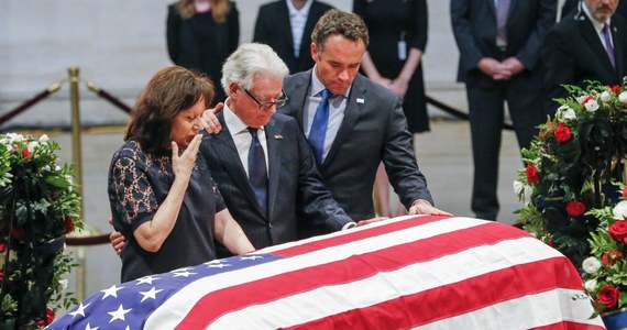 Rodzina, osobistości amerykańskiego życia publicznego, w tym trzech byłych prezydentów USA, dyplomaci i mężowie stanu z całego świata, pożegnali w sobotę na nabożeństwie żałobnym w Katedrze Narodowej Kościoła Episkopalnego w Waszyngtonie senatora Johna McCaina.

