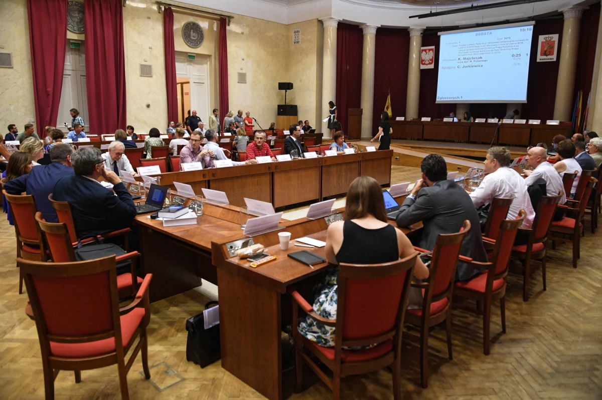 ​PO zatwierdziła w sobotę listy wyborcze Koalicji Obywatelskiej do Rady Warszawy i rad dzielnic. Na pierwszych miejscach list do stołecznej rady znaleźli się - oprócz dotychczasowych radnych i członków kierownictwa warszawskiej PO - także przedstawiciele Nowoczesnej. Prace nad listami miały burzliwy przebieg - w sobotę z PO odeszło troje radnych m. st. Warszawy, przez co Platforma straciła większość w stołecznej radzie. 