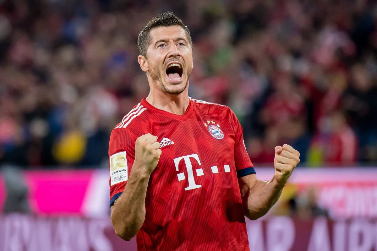 ​Piłkarze Bayernu Monachium wygrali na wyjeździe z VfB Stuttgart 3:0 w meczu 2. kolejki niemieckiej ekstraklasy. Jedną z bramek zdobył Robert Lewandowski, który miał też asystę. Broniący tytułu zespół z Bawarii z kompletem punktów prowadzi w tabeli.