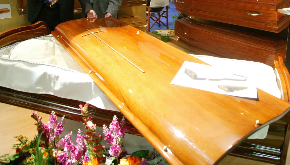 ​Policja w mieście Tlaquepaque (środkowy Meksyk) zatrzymała 40-letniego mężczyznę za kierownicą skradzionego przez niego karawanu. W pojeździe znajdowała się trumna ze zwłokami zmarłego.