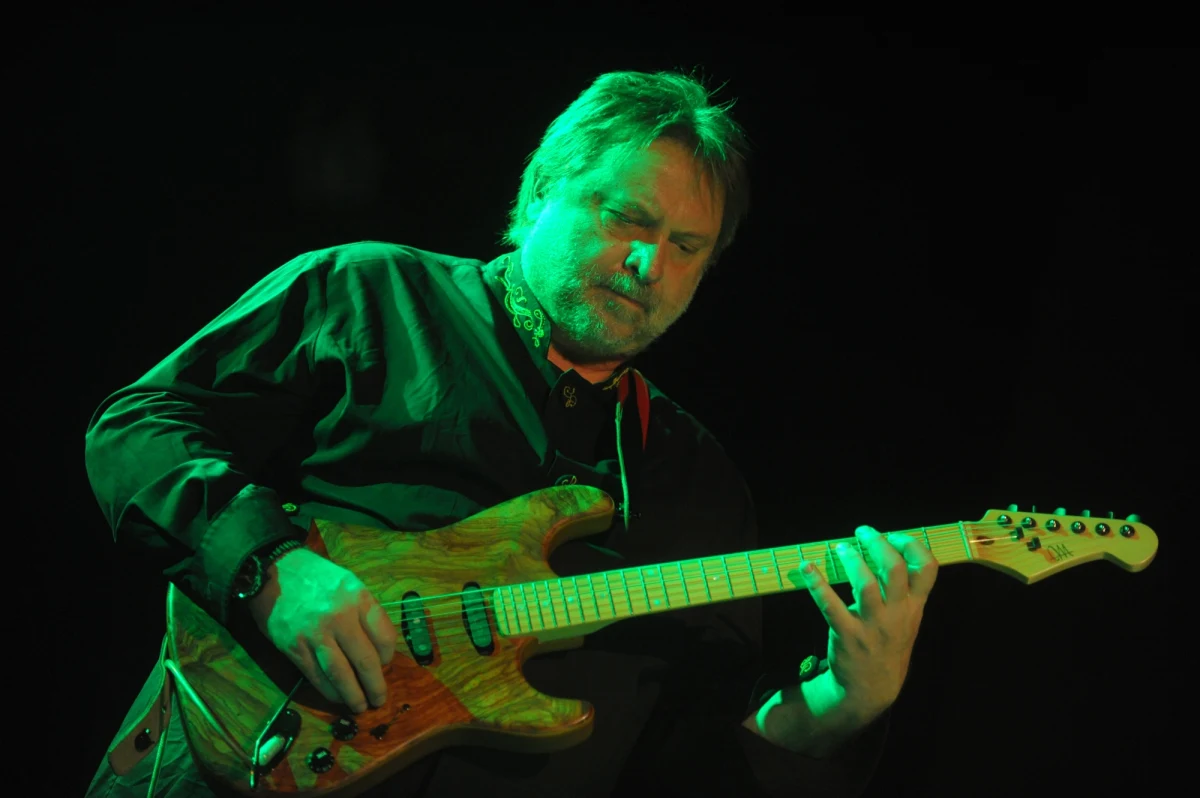 Pięć lat temu zmarł Jarosław Śmietana - jeden z najlepszych gitarzystów jazzowych w Europie. Był muzykiem osłuchanym, inteligentnym i "jazzy" - mówił o nim legendarny trębacz Tomasz Stańko.