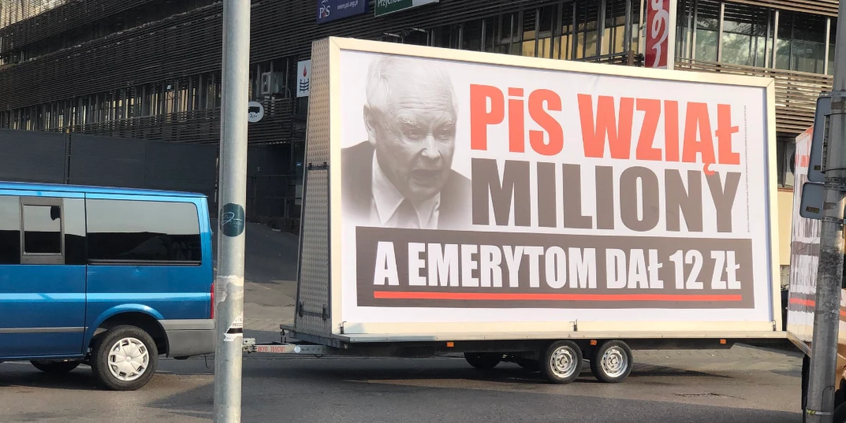 Platforma Obywatelska uruchomiła kolejną akcję z cyklu "konwój wstydu" PiS. W całej Polsce jeździć będą mobilne billboardy z hasłem "PiS wziął miliony". 
