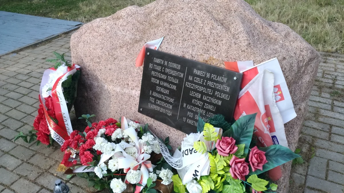 Grupa polskich prokuratorów dotarła już do Smoleńska - informuje specjalny wysłannik RMF FM Przemysław Marzec. To pięć osób, którym towarzyszą trzej technicy kryminalistyczni. Jutro mają rozpocząć badanie wraku tupolewa. Rosjanie dali im czas do 7 września.