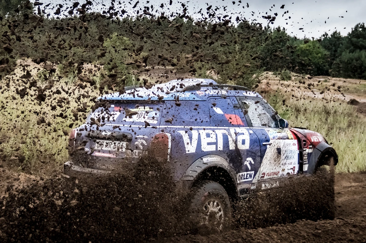 Polacy zdominowali rywalizację w Columna Medica Baja Poland - swojej "domowej" rundzie Pucharu Świata FIA w rajdach terenowych. W grze o zwycięstwo w 10. edycji imprezy liczyli się tylko dwaj kierowcy Mini - lider punktacji pucharu Jakub Przygoński oraz Krzysztof Hołowczyc, który w Szczecinie triumfował już pięciokrotnie. Ostatecznie zawody na swoją korzyść rozstrzygnął Przygoński, dla którego było to już czwarte zwycięstwo w tym sezonie pucharu świata. W ten sposób reprezentant Orlen Team wykonał kolejny duży krok w kierunku zdobycia najważniejszego trofeum w rajdach terenowych. Ten sukces jest coraz bliżej także dlatego, że najgroźniejszy rywal Przygońskiego - Władimir Wasiliew (Toyota Hilux Overdrive) ukończył Baja Poland na 3. miejscu, zdobywając o 14 punktów mniej niż Polak.