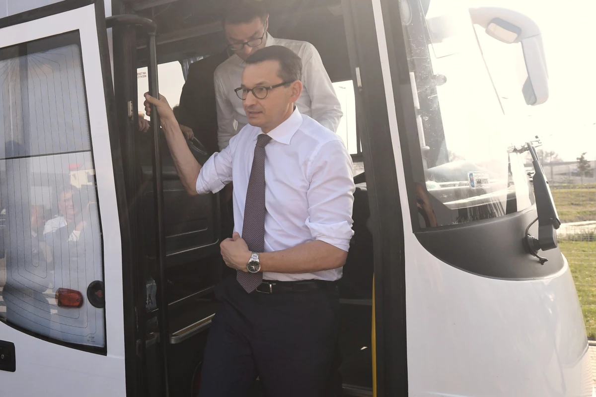 ​Nie chcemy absolutnie żadnych antysemickich, czy faszystowskich haseł na marszu 11 listopada. Dobrą propozycją byłoby to, żebyśmy mieli tylko flagi biało-czerwone podczas tego marszu - powiedział premier Mateusz Morawiecki.