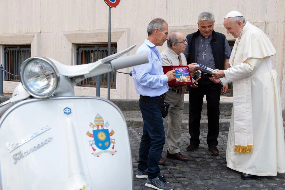 ​Papież Franciszek otrzymał w niedzielę biały skuter Vespa ze specjalną spersonalizowaną rejestracją. Dochód ze sprzedaży jednośladu z 1971 roku będzie przekazany na cele charytatywne. W Watykanie skuter wypróbował papieski jałmużnik kardynał Konrad Krajewski.