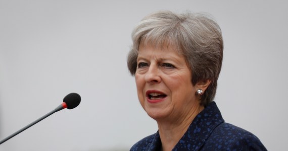 Brytyjska premier Theresa May wykluczyła w komentarzu dla dziennika "Telegraph" przeprowadzenie drugiego referendum w sprawie wyjścia Wielkiej Brytanii z Unii Europejskiej. Wyjaśniła, że byłoby to "poważną zdradą naszej demokracji".