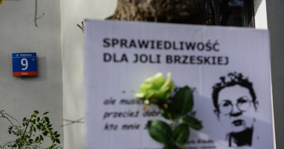 Prokuratura szuka kolejnych świadków, którzy pomogliby wyjaśnić przyczyny śmierci Jolanty Brzeskiej. Ciało działaczki społecznej - zaangażowanej w obronę eksmitowanych lokatorów - znaleziono w 2011 roku w Lesie Kabackim w Warszawie. 