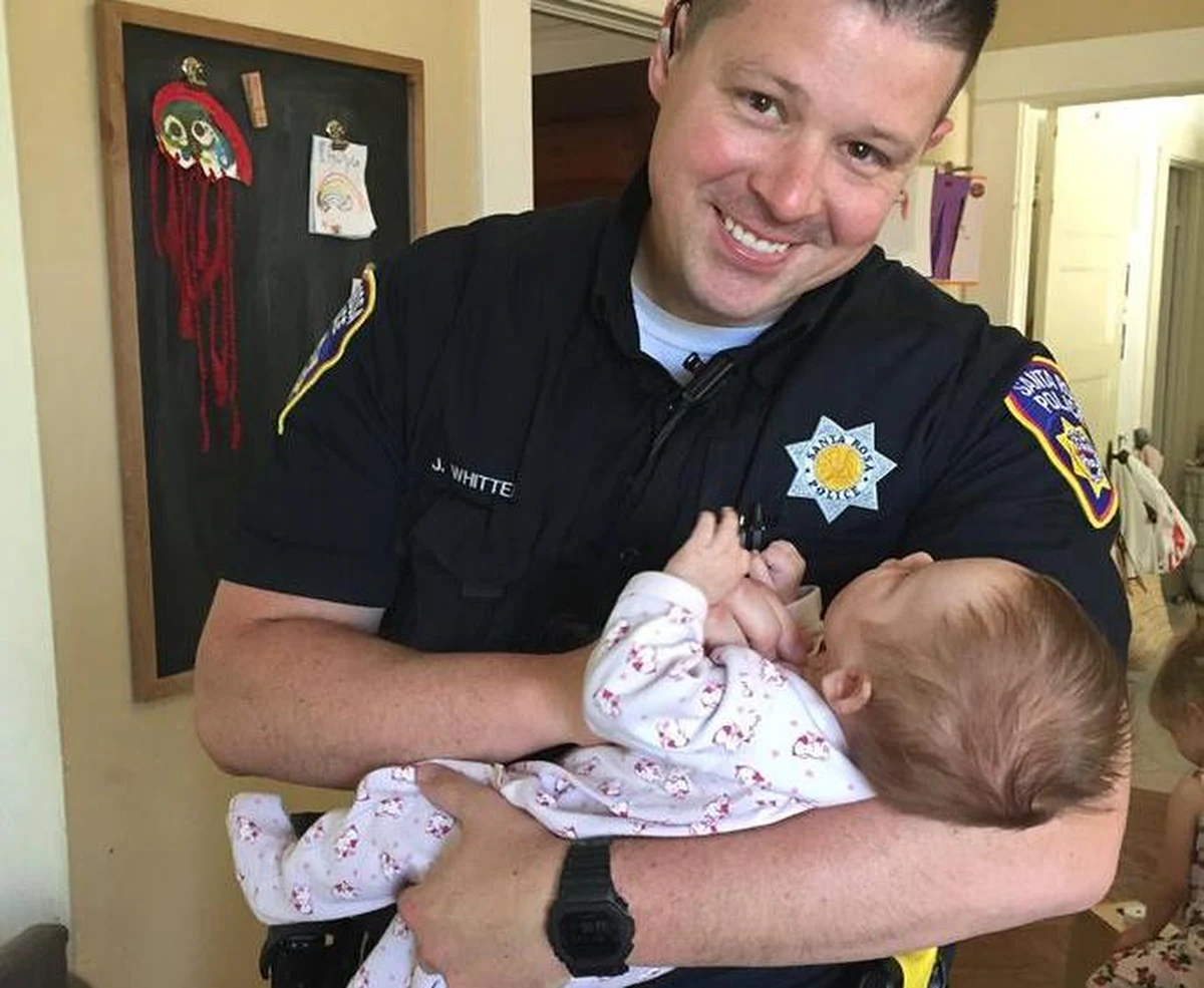 "To takie dziwne uczucie – radość pomieszana ze smutkiem tej historii" - tak żona policjanta z Santa Rosa w Kalifornii mówi o 6-miesięcznej Harlow, którą małżeństwo adoptowało. Biologiczną matką dziewczynki jest narkomanka, której wcześniej pomagał funkcjonariusz. Kobieta chciała, by Jesse Whitten i jego żona zostali prawnymi rodzicami jej córeczki. 