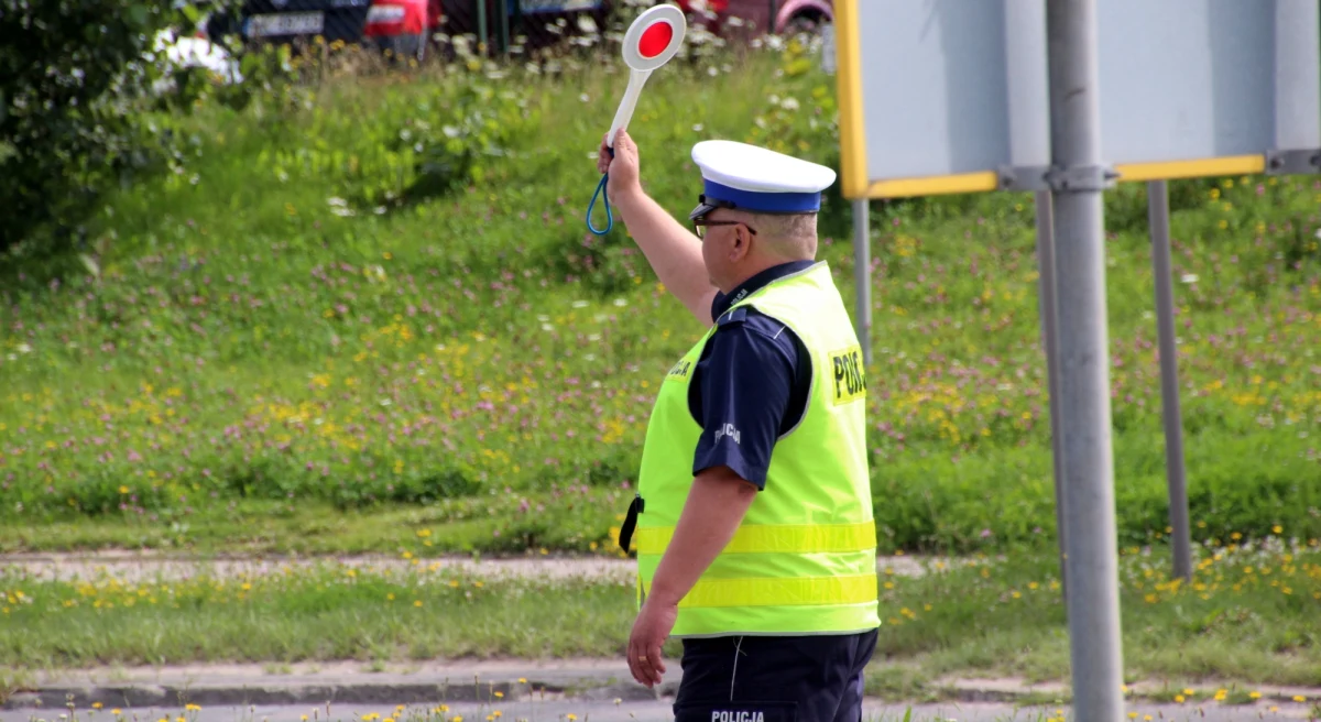 W wakacje na polskich drogach doszło do prawie 7 tys. wypadków, w których zginęło 617 osób, a ponad 8,2 tys. zostało rannych. Policjanci zatrzymali ponad 23 tys. kierowców, którzy prowadzili auta będąc pod wpływem alkoholu.