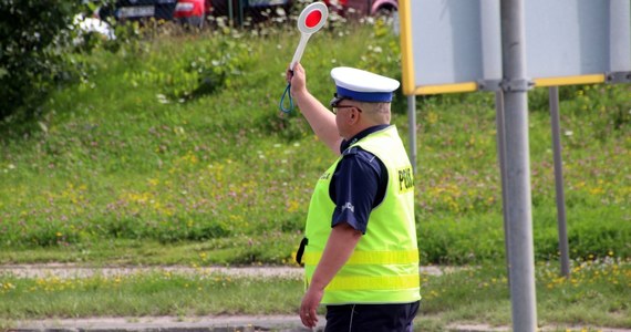 W wakacje na polskich drogach doszło do prawie 7 tys. wypadków, w których zginęło 617 osób, a ponad 8,2 tys. zostało rannych. Policjanci zatrzymali ponad 23 tys. kierowców, którzy prowadzili auta będąc pod wpływem alkoholu.