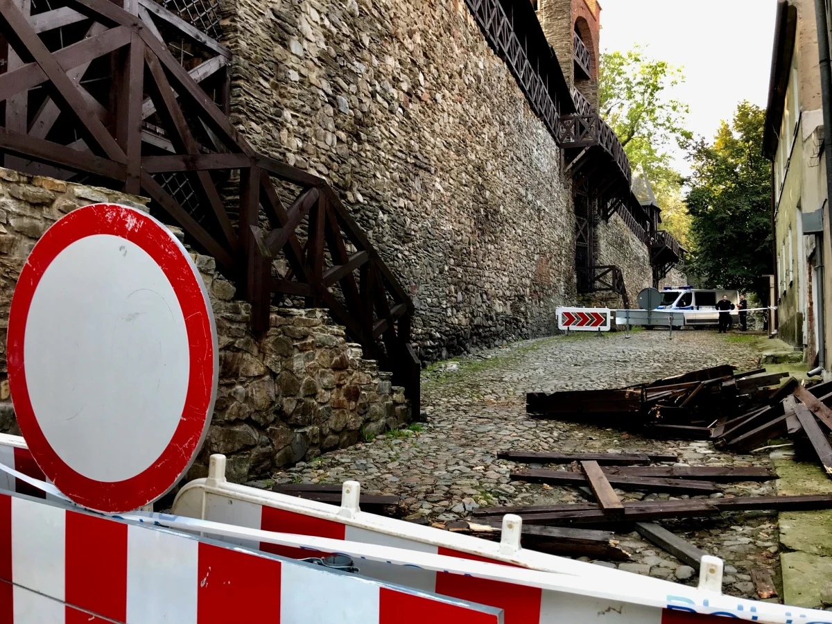 Jest śledztwo ws. tragedii w Paczkowie na Opolszczyźnie. W niedzielę zawalił się tam taras widokowy na murach obronnych. Zginęła 37-letnia kobieta, ranni zostali 50-latka i 40-latek.