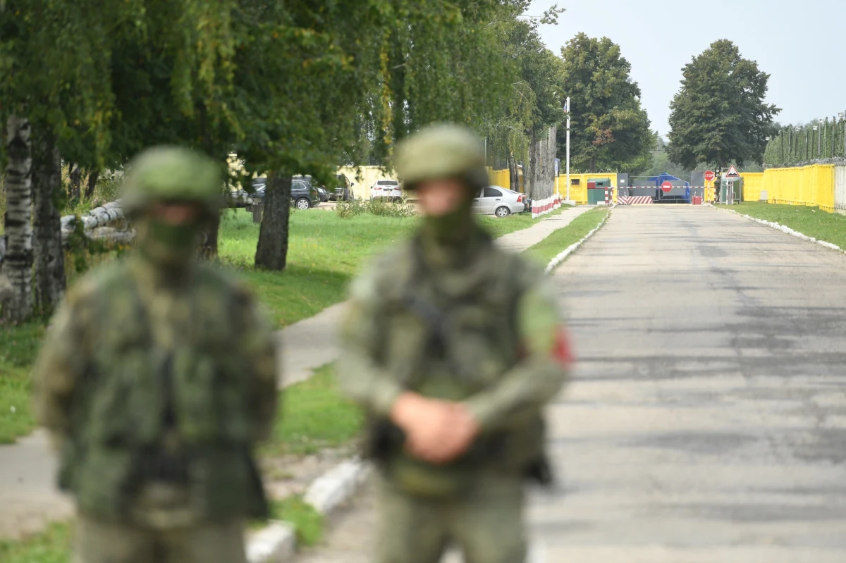 Pięciu polskich prokuratorów oraz technicy kryminalistyczni przeprowadzają w Smoleńsku dodatkowe oględziny tupolewa. Zostaną w Rosji do piątku. Polacy pierwszy raz od czterech lat uzyskali dostęp do wraku. Tymczasem rosyjskie media - jak federalna telewizja "Kanał Pierwszy" - przekonują: "Polacy już jedenaście razy badali wrak, a wszystko jest jasne".
