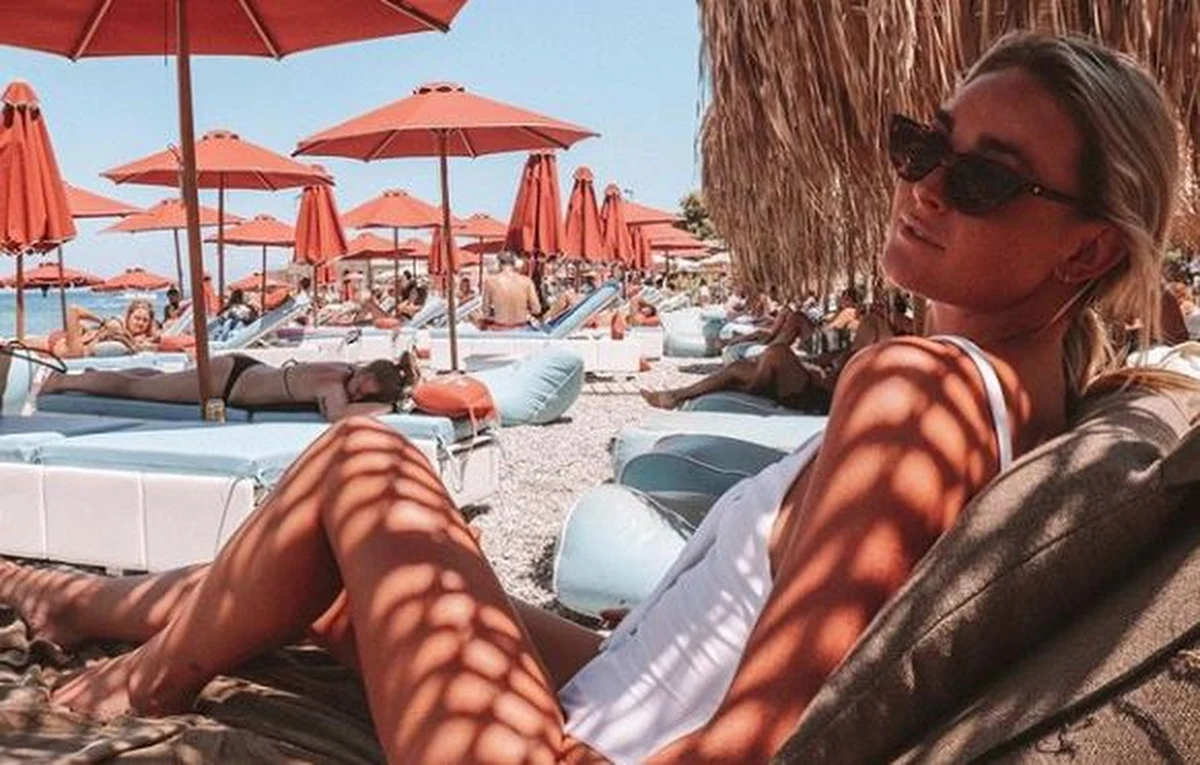 20-letnia Sinead McNamara została znaleziona w krytycznym stanie na pokładzie jachtu, przycumowanego w marinie na greckiej wyspie Kefalonia. Grecka policja usiłuje wyjaśnić, co stało się na pokładzie jachtu należącego do należącego do meksykańskiego milionera.