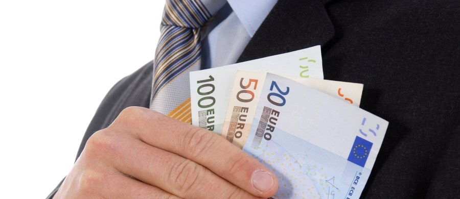 Wykształcenie, wiek, płeć, rasa, a może... samokontrola? Naukowcy z Temple University wykorzystali narzędzia sztucznej inteligencji, by przeanalizować znaczenie wielu czynników, które mogą wpływać na nasze zarobki. Przekonali się, że samokontrola, zdolność do rezygnacji z natychmiastowej nagrody na rzecz przyszłej, wyższej gratyfikacji, jest jednym z najważniejszych czynników, sprzyjających finansowym sukcesom. Pisze o tym w najnowszym numerze czasopismo "Frontiers in Psychology".