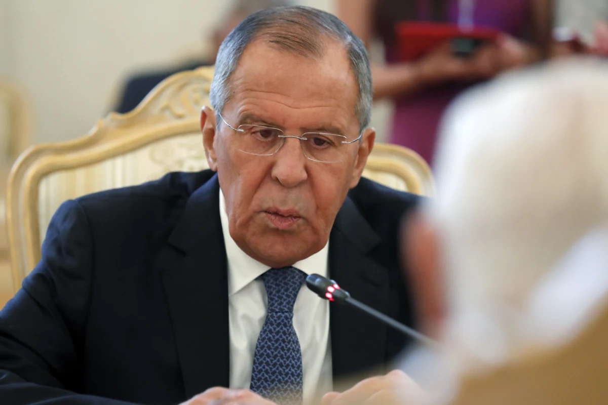 ​Odpowiedź Rosji na nowe amerykańskie sankcje niekoniecznie będzie symetryczna. "Uważam, że symetryczna odpowiedź nie zawsze stanowi optymalny sposób działania" - zapowiedział minister spraw zagranicznych Rosji Siergiej Ławrow. Ocenił też, że USA popierają "wszystkie kaprysy władz ukraińskich". "Nie pozostawimy tego bez reakcji, będzie informacja na ten temat" - powiedział o sankcjach Ławrow, wygłaszając w Moskiewskim Państwowym Instytucie Stosunków Międzynarodowych (MGIMO) w obecności studentów przemówienie z okazji rozpoczęcia roku akademickiego. 