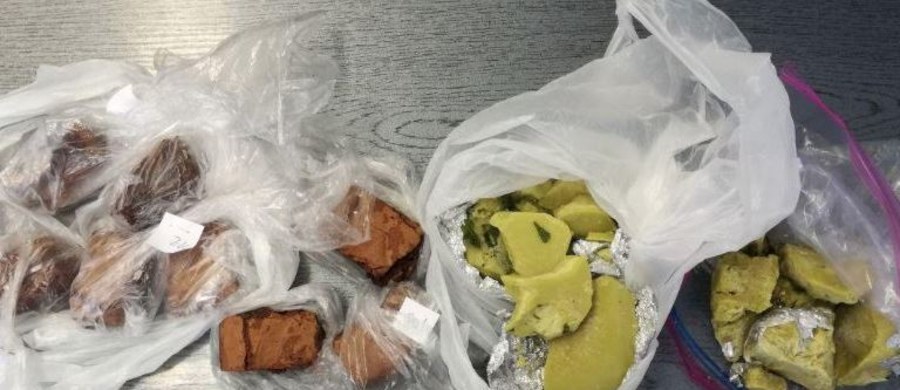 Masło o zapachu marihuany i ciasto z tym narkotykiem znaleźli tarnowscy policjanci podczas przeszukania u dwójki osób podejrzanych o uprawę, posiadanie oraz wytwarzanie narkotyków.