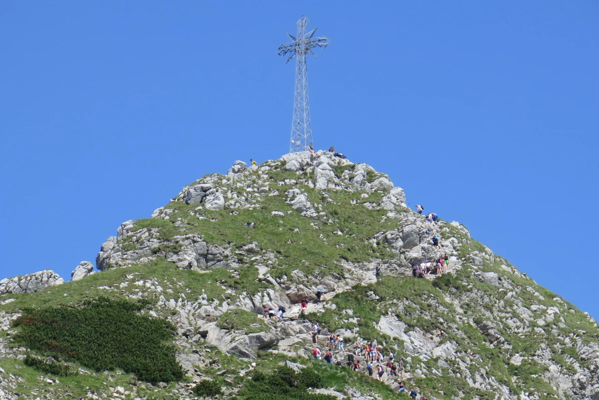 ​Do dyrekcji Tatrzańskiego Parku Narodowego wpłynęło oficjalne pismo z prośbą o... wypożyczenie krzyża stojącego na Giewoncie. Dyrekcja odmówiła uzasadniając decyzję tym, że krzyż trzeba by wypożyczyć z całym Giewontem.