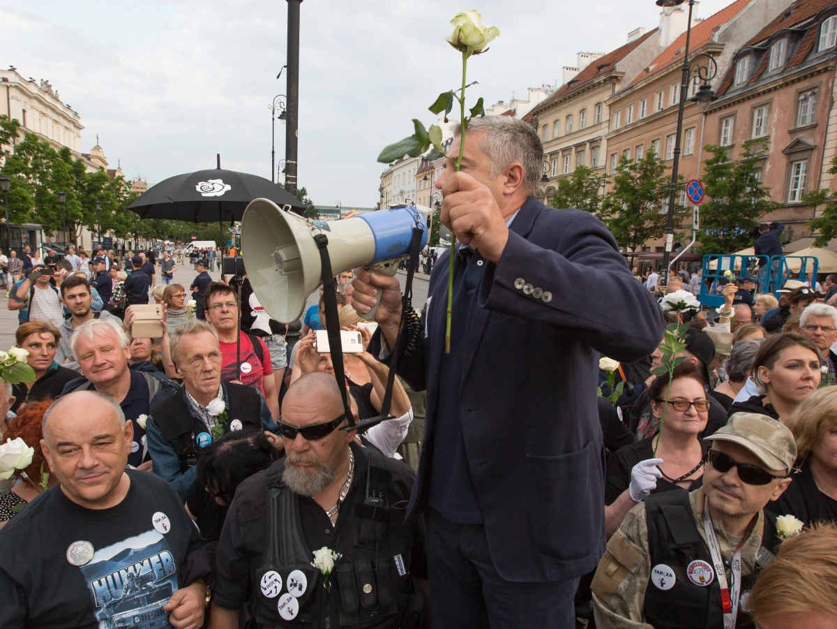 ​W II instancji uchylone zostało umorzenie sprawy większości osób - w tym Władysława Frasyniuka - obwinionych o blokowanie marszu smoleńskiego 10 czerwca 2017 r. Sprawą ponownie zajmie się sąd rejonowy - poinformował Sąd Okręgowy w Warszawie.
