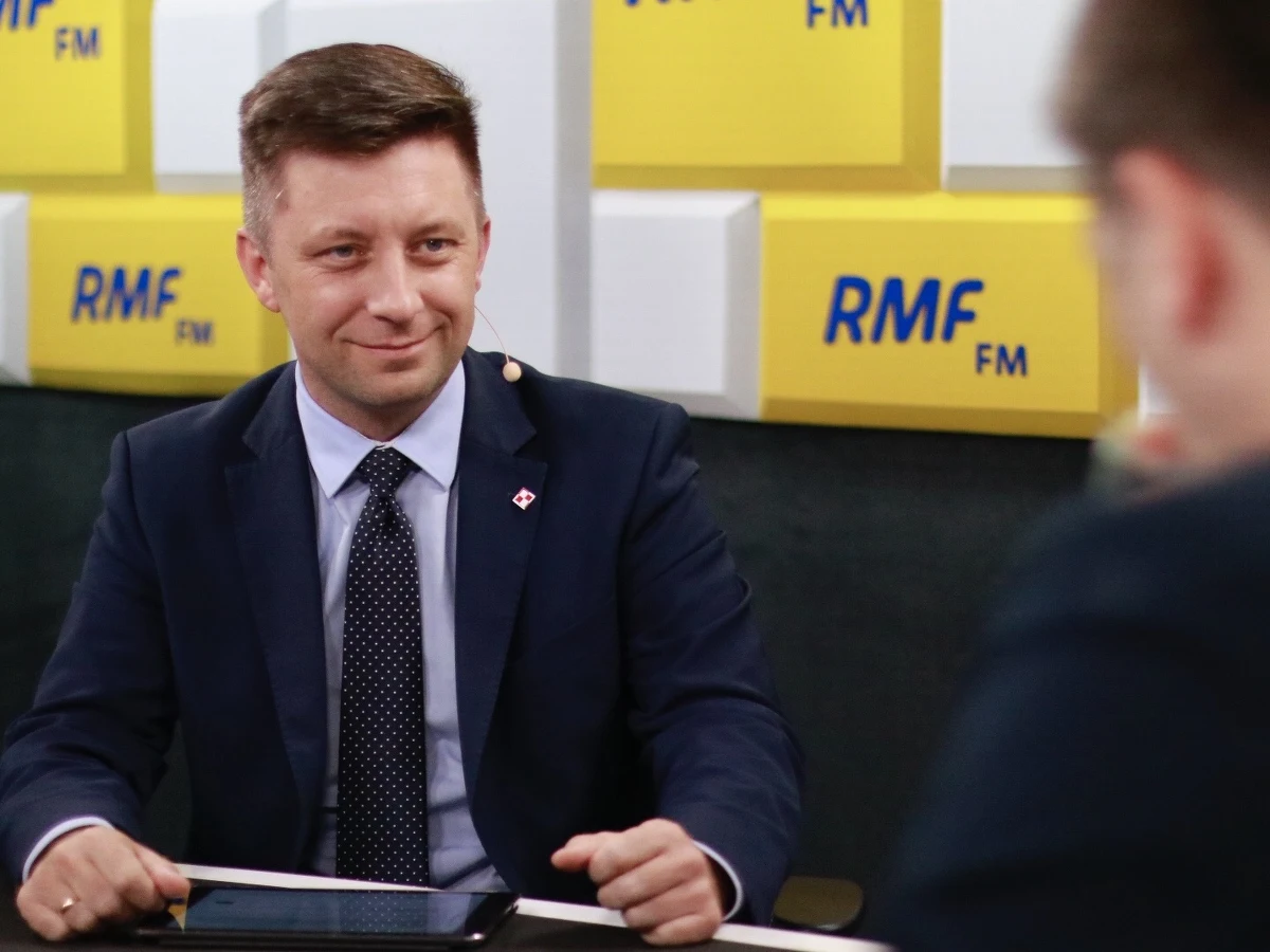 „To jest bardzo niebezpieczny skrót myślowy i nieuzasadnione stawianie tezy” - tak w Popołudniowej rozmowie w RMF FM szef kancelarii premiera Michał Dworczyk odpowiedział na pytanie Marcina Zaborskiego o to, czy po wyborach samorządy rządzone przez Prawo i Sprawiedliwość dostaną więcej pieniędzy. Odniósł się też do niezrealizowanej jeszcze zapowiedzi minister Anny Streżyńskiej - do końca tego roku każda szkoła miała być podłączona do szerokopasmowego internetu. „Jeżeli byłaby to deklaracja jednoznaczna, to znaczy że było to zobowiązanie nie do końca przemyślane" - przyznał szef kancelarii premiera. W internetowej części rozmowy mówił m.in. o tym, że "niedobre jest to, że 30 lat po upadku komunizmu w Polsce w SN do niedawna 20 proc. sędziów to byli członkowie PZPR".