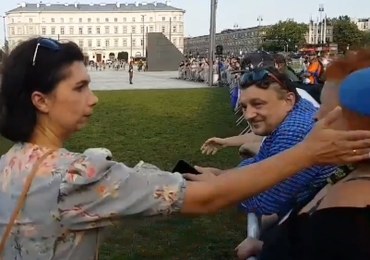 Urzędniczka spoliczkowała kobietę skandującą: "Konstytucja!". Sprawa trafi do sądu
