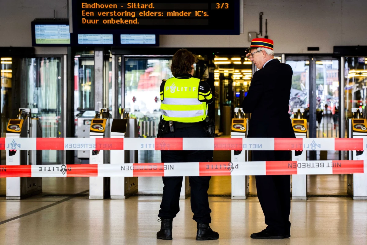 ​Mężczyzna, który w piątek na głównym dworcu kolejowym w Amsterdamie poważnie ranił nożem dwoje amerykańskich turystów, powiedział, że wybrał przypadkowe ofiary, a jego działanie było spowodowane ciągłym znieważaniem islamu w Holandii - podała w poniedziałek prokuratura.