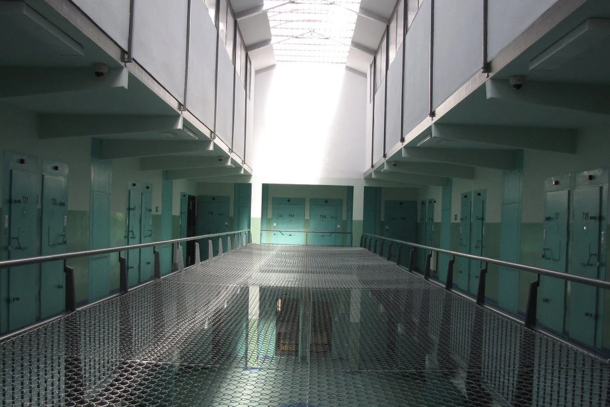 W więzieniu w Nowogardzie (woj. zachodniopomorskie) doszło do ataku z użyciem noża. 