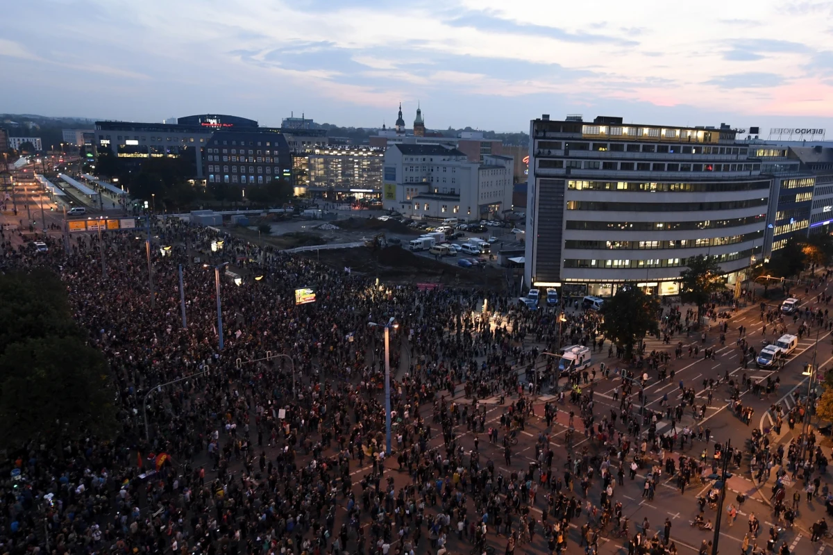 ​Ok. 50 tys. ludzi wzięło udział w poniedziałek wieczorem w Chemnitz w koncercie rockowym przeciwko ksenofobii - podały władze miasta. Inicjatywa jest wspierana przez najwyższe władze Niemiec, które wezwały do mobilizacji przeciwko szerzeniu nienawiści przez skrajną prawicę.