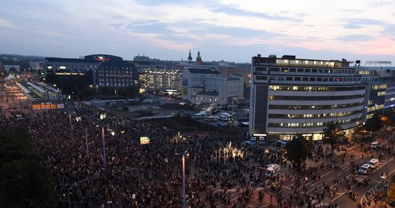 ​Ok. 50 tys. ludzi wzięło udział w poniedziałek wieczorem w Chemnitz w koncercie rockowym przeciwko ksenofobii - podały władze miasta. Inicjatywa jest wspierana przez najwyższe władze Niemiec, które wezwały do mobilizacji przeciwko szerzeniu nienawiści przez skrajną prawicę.