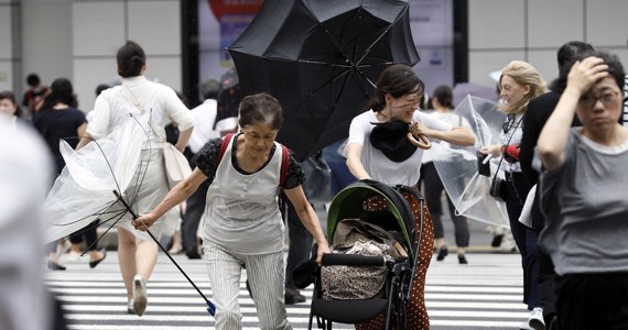 ​Najpotężniejszy od 25 lat tajfun Jebi nawiedził południowo-zachodnią Japonię. Służby meteorologiczne ostrzegają przed ulewami i silnym wiatrem, zarówno na zachodzie, jak i na wschodzie kraju. Odwołano część lotów, występują utrudnienia w ruchu pociągów.