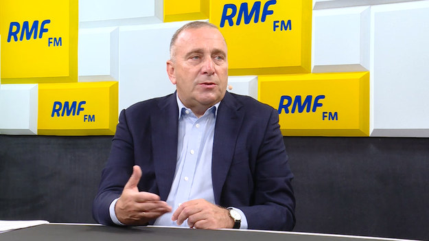 "Kiedy odchodzą ważni politycy, z ważnych miejsc, to zawsze pojawiają się pytania - dlaczego" - tak Grzegorz Schetyna skomentował w Porannej rozmowie w RMF FM odejście Krzysztofa Łapińskiego - rzecznika prezydenta Andrzeja Dudy. "Myślę, że to kwestia złej atmosfery wewnątrz, braku sensu robienia polityki w tym wymiarze, który widzieliśmy ostatnio. Prezydent nie ma najlepszej passy - i zawsze szuka się winnego w tej sytuacji, a winny jest ten, który jest odpowiedzialny za kontakty z mediami" - uważa gość Roberta Mazurka.