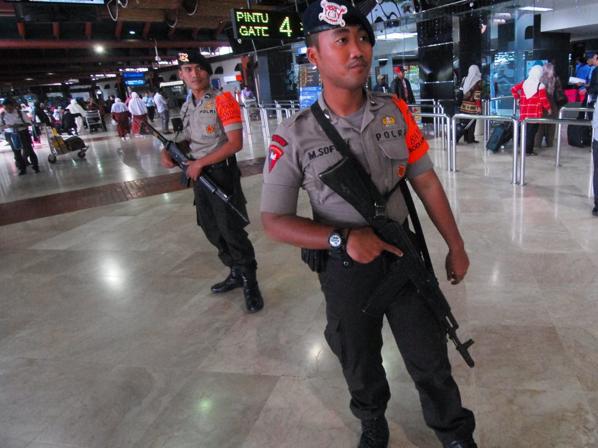 Ekstradycja to jedna z opcji, którą w sprawie Jakuba Fabiana S. rozważają indonezyjskie władze – dowiedział się nieoficjalnie reporter RMF FM. Polak został zatrzymany w związku z podejrzeniami o kontakty z papuaskimi separatystami. Przebywa w więzieniu, dziś o jego sprawie w indonezyjskim MSZ-cie będzie rozmawiała polska ambasador w tym kraju. 