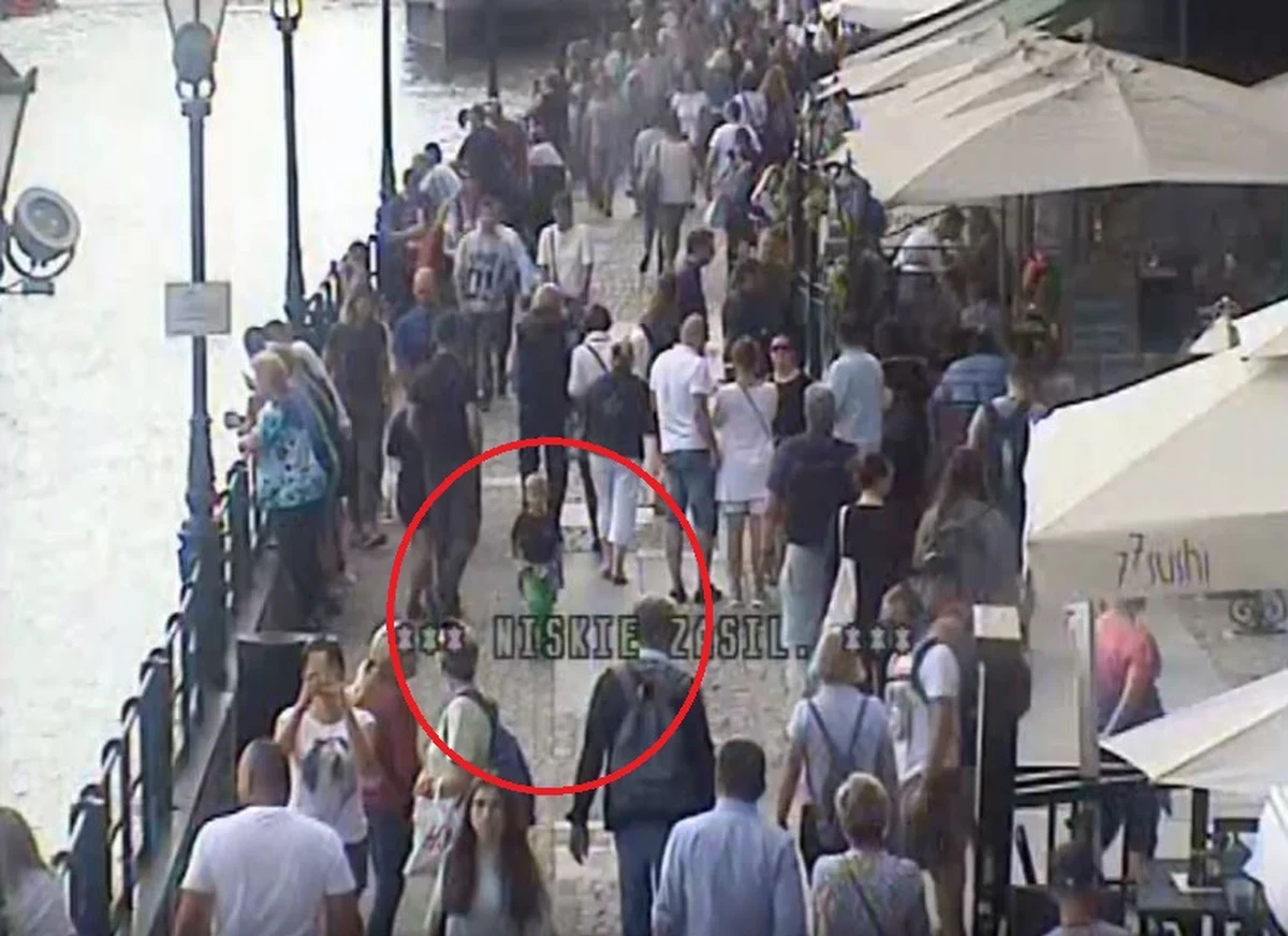 Przez 3 kwadranse nikt nie zwrócił uwagi na spacerującego samotnie po turystycznym centrum Gdańska 4-latka. Turystom z Warszawy syna pomogli odnaleźć policjanci. Chłopcu nic się nie stało, ale policja apeluje o większą czujność  - nie tylko do rodziców.