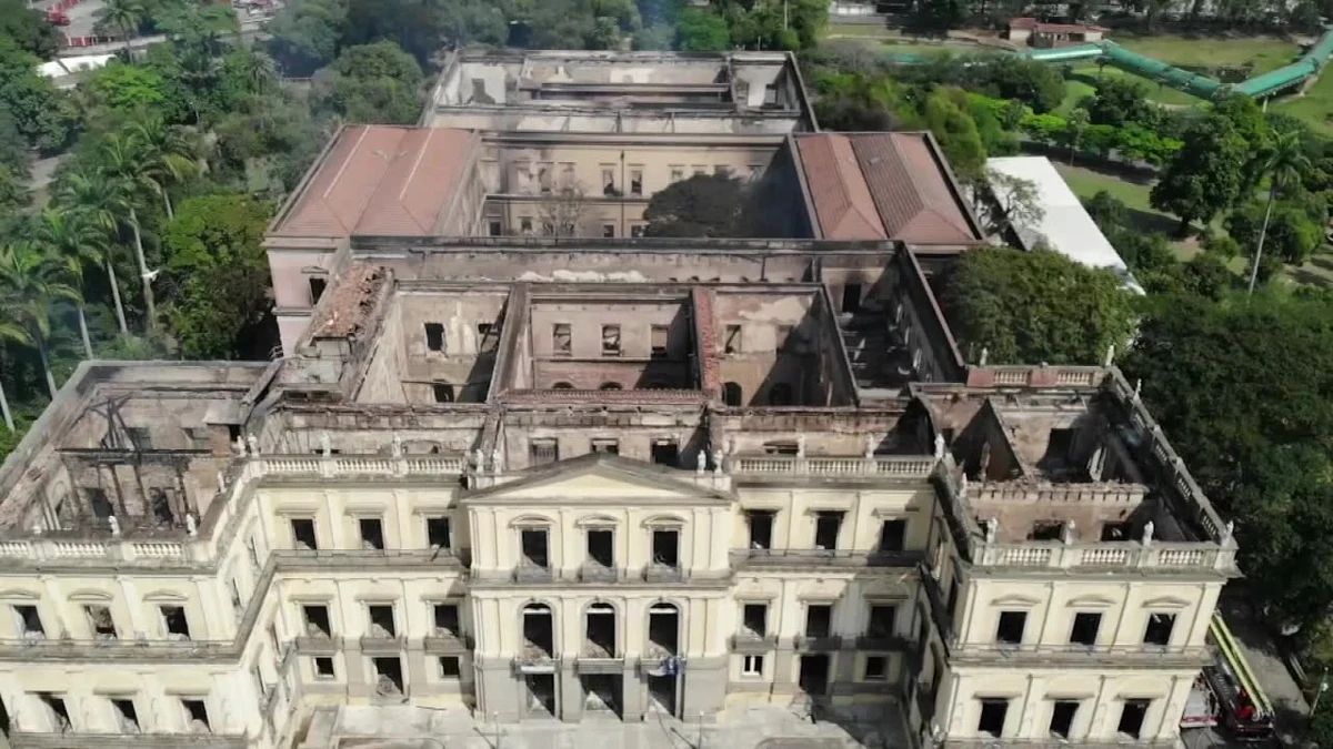 Wicedyrektor Muzeum Narodowego w Rio de Janeiro, w którym w nocy z niedzieli na poniedziałek wybuchł ogromny pożar, poinformowała, że spłonęło 90 proc. spośród około 20 mln eksponatów, w tym m.in. słynna czaszka Luzii. Jak mówiła wicedyrektor Cristiane Serejo, po wstępnych oględzinach stwierdzono, że z całej kolekcji muzeum zachowało się jedynie herbarium, niektóre wyroby ceramiczne i minerały oraz zbiory zoologiczne biblioteki głównej - eksponaty te znajdowały się w innym budynku.