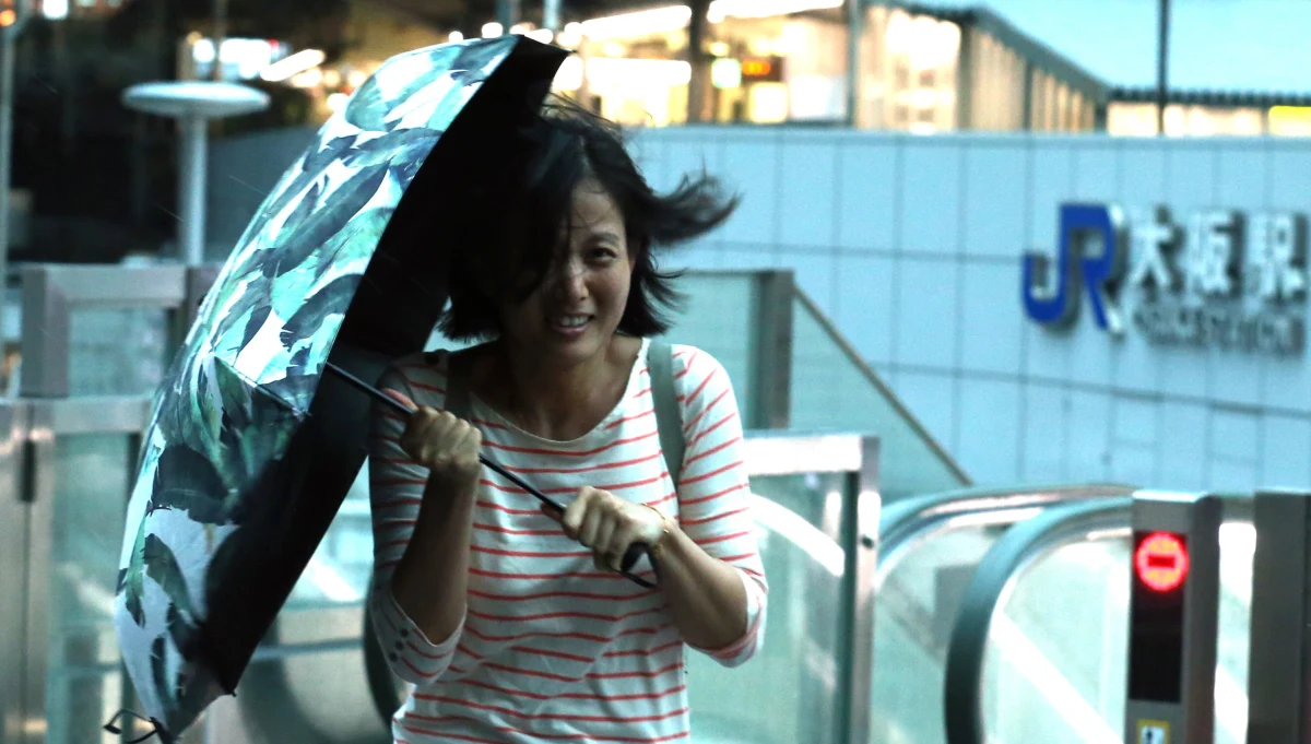 Jedna osoba zginęła, a pięć zostało rannych w wyniku nadejścia tajfunu Jebi, który uderzył we wtorek w południowo-zachodnią Japonię. Z powodu silnych wiatrów i wysokich fal zamknięto międzynarodowe lotnisko Kansai, a w zatoce Osaka tankowiec uderzył w most.