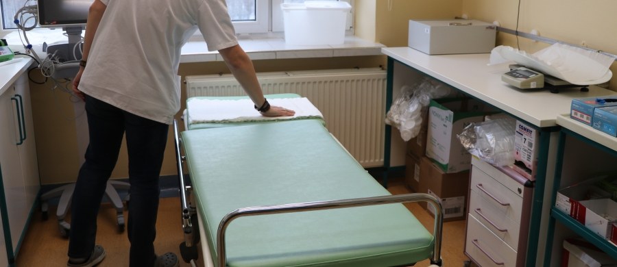 Zarzut czynnej napaści na policjantów usłyszał 34-latek, który w piątek w szpitalu w Łodzi zaatakował policjantów. Policjanci musieli użyć broni, by go obezwładnić. Mężczyzna przyznał się zarzutu, ale odmówił składania wyjaśnień przed prokuratorem. 