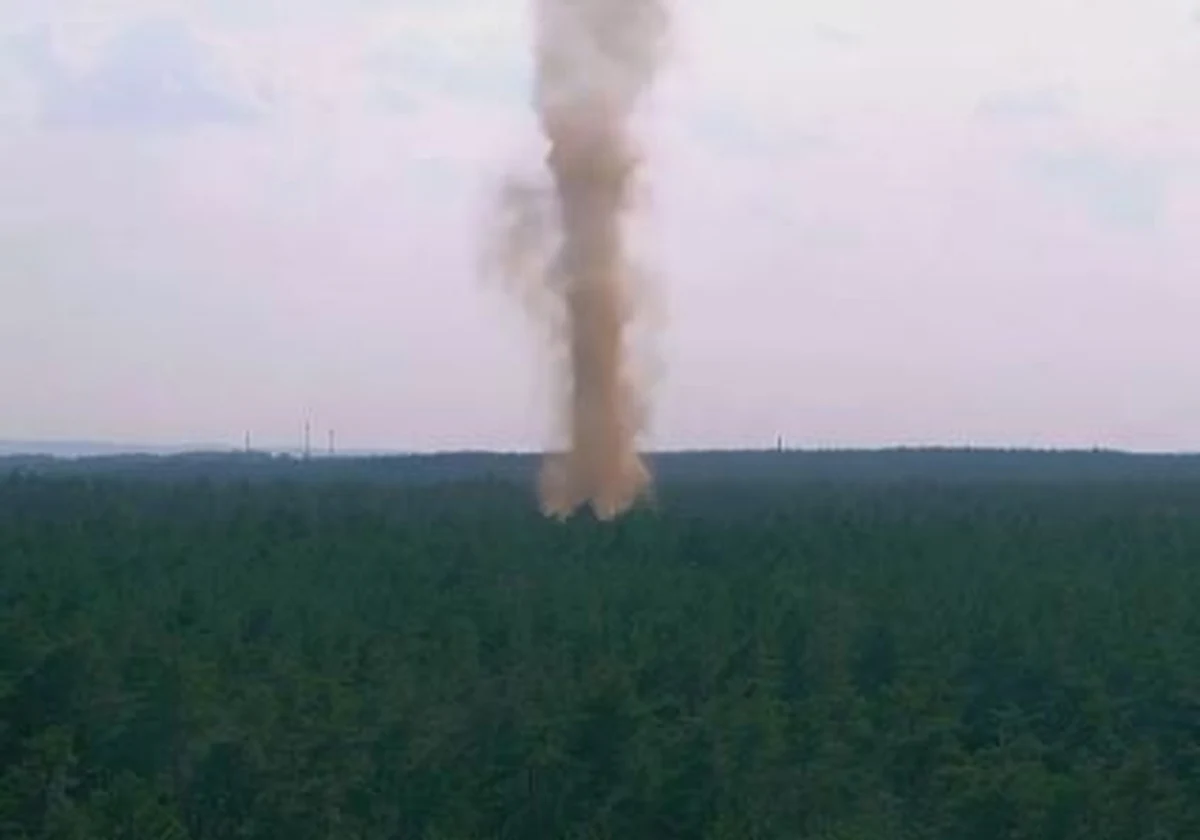 Niecodzienne zjawisko udało się zarejestrować leśnikom z Nadleśnictwa Bolesławiec na Dolnym Śląsku. To wir pyłowy, który pojawił się w okolicach miejscowości Dobra. Wir nagrano kamerą, za pomocą której na co dzień leśnicy wypatrują w lasach pożarów. 