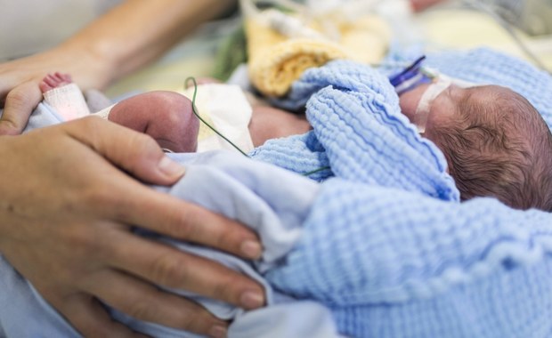 "Mali obywatele nie mogą czekać" - pisze do Ministerstwa Zdrowia krajowa konsultant w dziedzinie neonatologii. Chodzi o brak dostępu do profilaktyki zakażeń groźnym wirusem RS. Mimo że program formalnie jest refundowany, wcześniaki dostają tak zwaną immunizację tylko w trzech województwach: świętokrzyskim, kujawsko-pomorskim i lubelskim. W pozostałych nie ma na to pieniędzy.