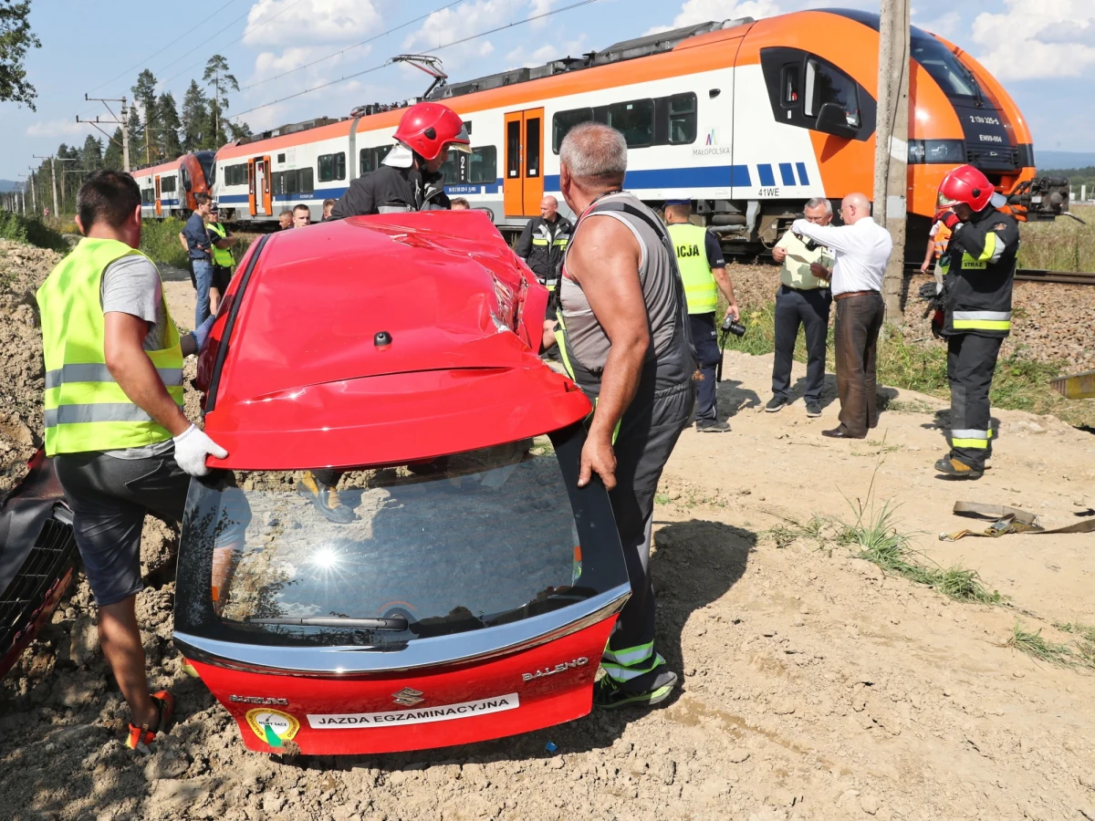 W piątek ma się odbyć eksperyment procesowy, podczas którego mają zostać odtworzone okoliczności wypadku na niestrzeżonym przejeździe kolejowym w Zaskalu koło Szaflar. Podczas jazdy egzaminacyjnej zginęła osiemnastolatka zdająca na prawo jazdy. Instruktor, któremu udało się opuścić pojazd przed nadjechaniem pociągu, usłyszał zarzut nieumyślnego spowodowania katastrofy w ruchu lądowym. 