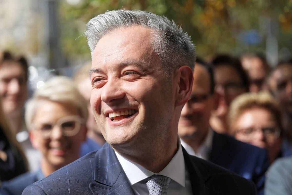 Prezydent Słupska Robert Biedroń zapowiedział, że chce "zmienić oblicze polskiej polityki". Do końca roku odwiedzę ponad 40 miast w Polsce po to, by w lutym ogłosić nowy projekt polityczny - z nazwą, programem i strukturami – poinformował na konferencji prasowej. W poniedziałek Biedroń ogłosił, że nie będzie ponownie ubiegał się o urząd prezydenta Słupska.