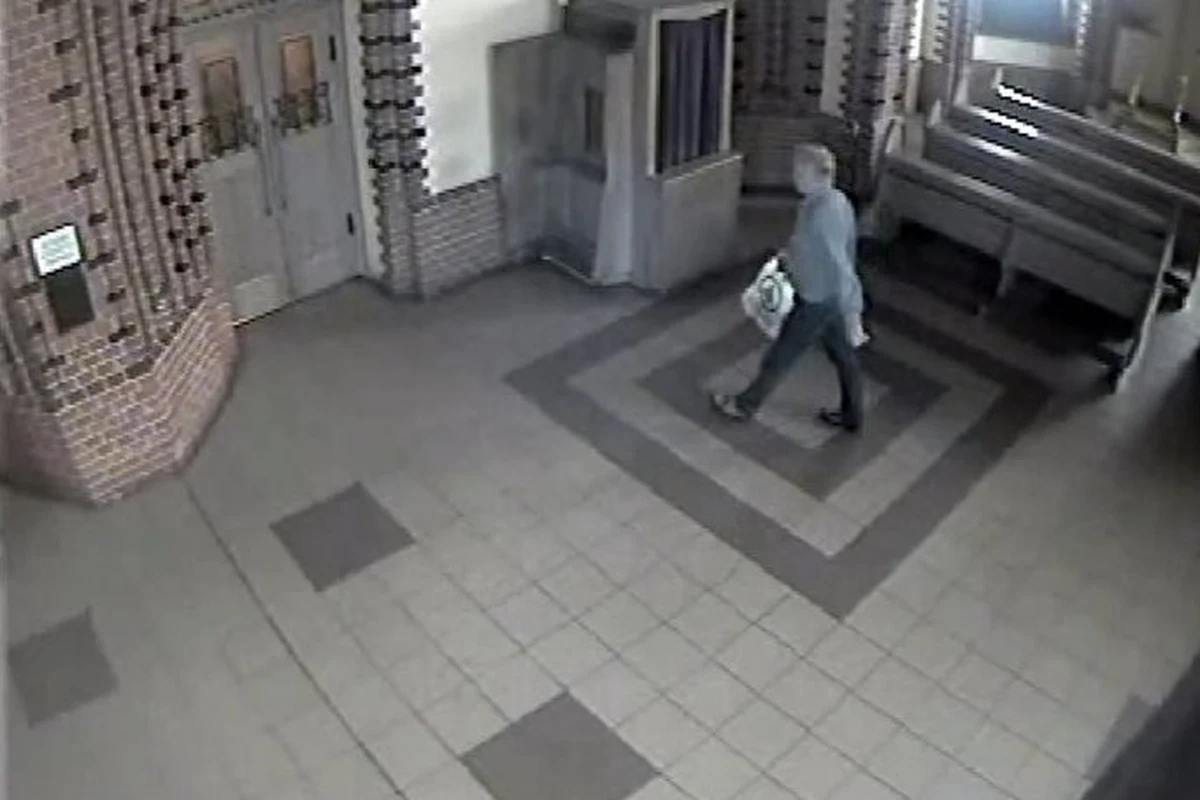 ​Policjanci szukają mężczyzny podejrzanego o kradzież świec i figurki Jezusa w jednej z parafii w Katowicach. Figurkę ukradł z salki katechetycznej po wejściu przez okno, a później poszedł do kaplicy, przeżegnał się, po czym do reklamówki schował swój kolejny łup. Policja opublikowała własnie nowe nagranie z monitoringu.