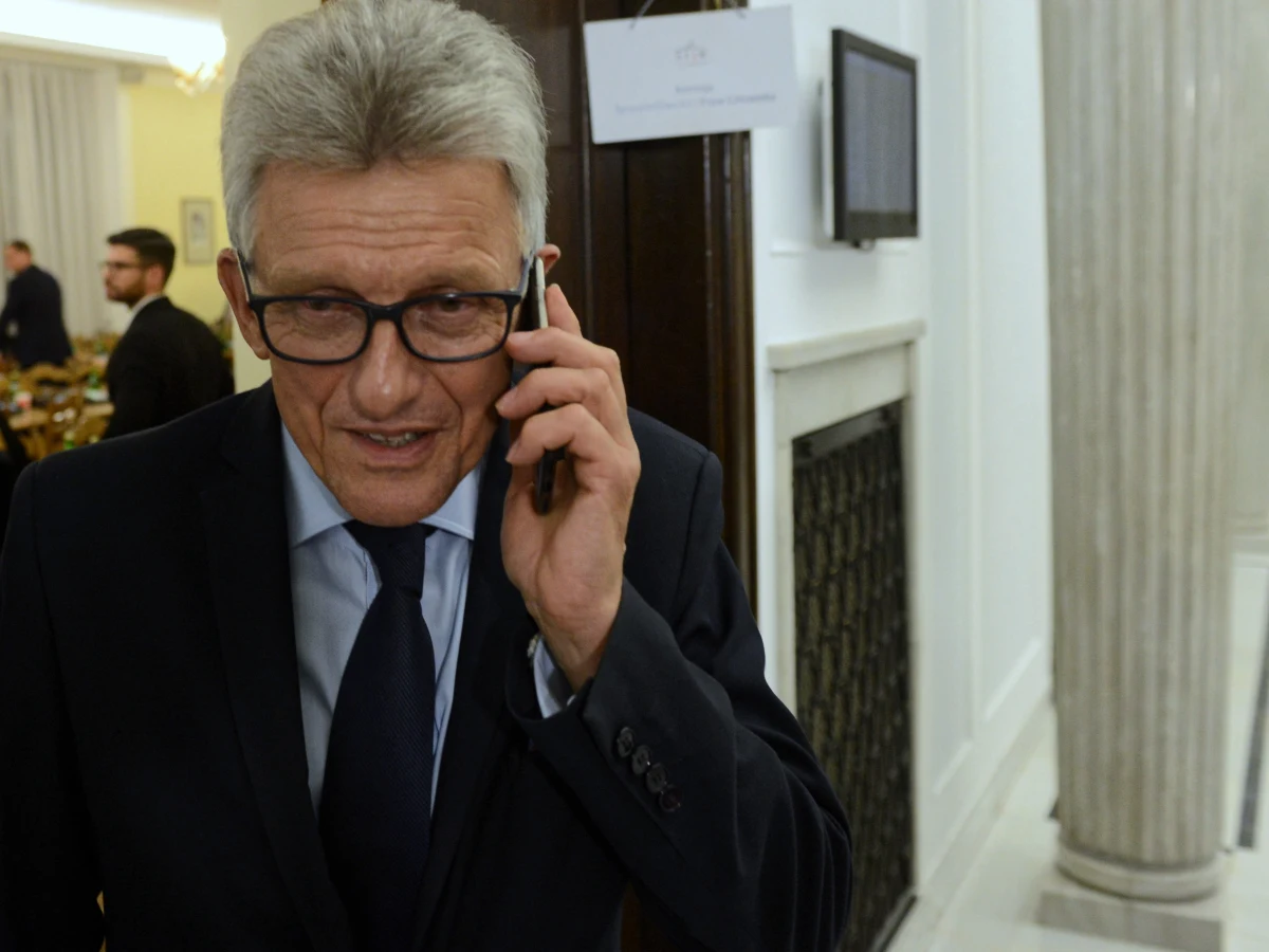 Pierwszy Prezes Sądu Najwyższego domaga się od posła Stanisława Piotrowicza publicznego sprostowania słów o "sędziach, którzy są zwykłymi złodziejami". W pismach podpisanych przez sędziego Józefa Iwulskiego jest też apel do marszałka Sejmu o skierowanie sprawy Piotrowicza do Komisji Etyki Poselskiej oraz do Krajowej Rady Sądownictwa - o zajęcie stanowiska w tej sprawie.