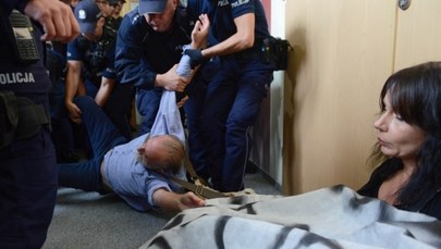 Policyjne dochodzenie po blokadzie siedziby KRS: "Naruszenie miru domowego"