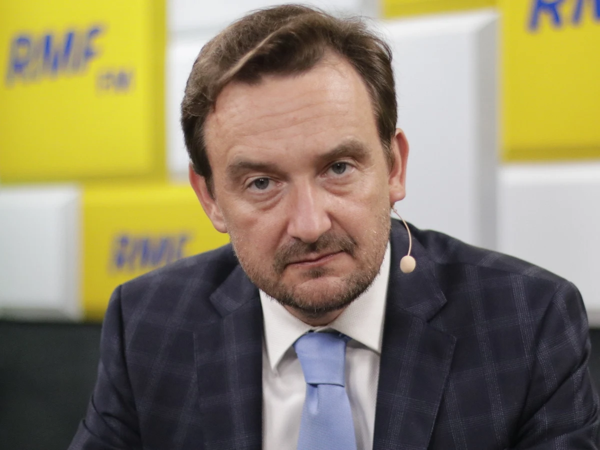 „Fakty są niezaprzeczalne i nie będę zaklinał rzeczywistości” - stwierdził w Popołudniowej rozmowie w RMF FM rzecznik KRS Maciej Mitera, zapytany o to, dlaczego KRS do Izby Dyscyplinarnej Sądu Najwyższego rekomendowało kandydatkę skazaną w postępowaniu dyscyplinarnym - Małgorzatę Ułaszonek-Kubacką. „Czy to wpadka? "W dniu, kiedy zespół zapoznawał się, obradował, członkowie zespołu - w mojej ocenie - nie mieli wiedzy na ten temat” - kontynuował. Zaprzeczył, jakoby było to robione w pośpiechu.