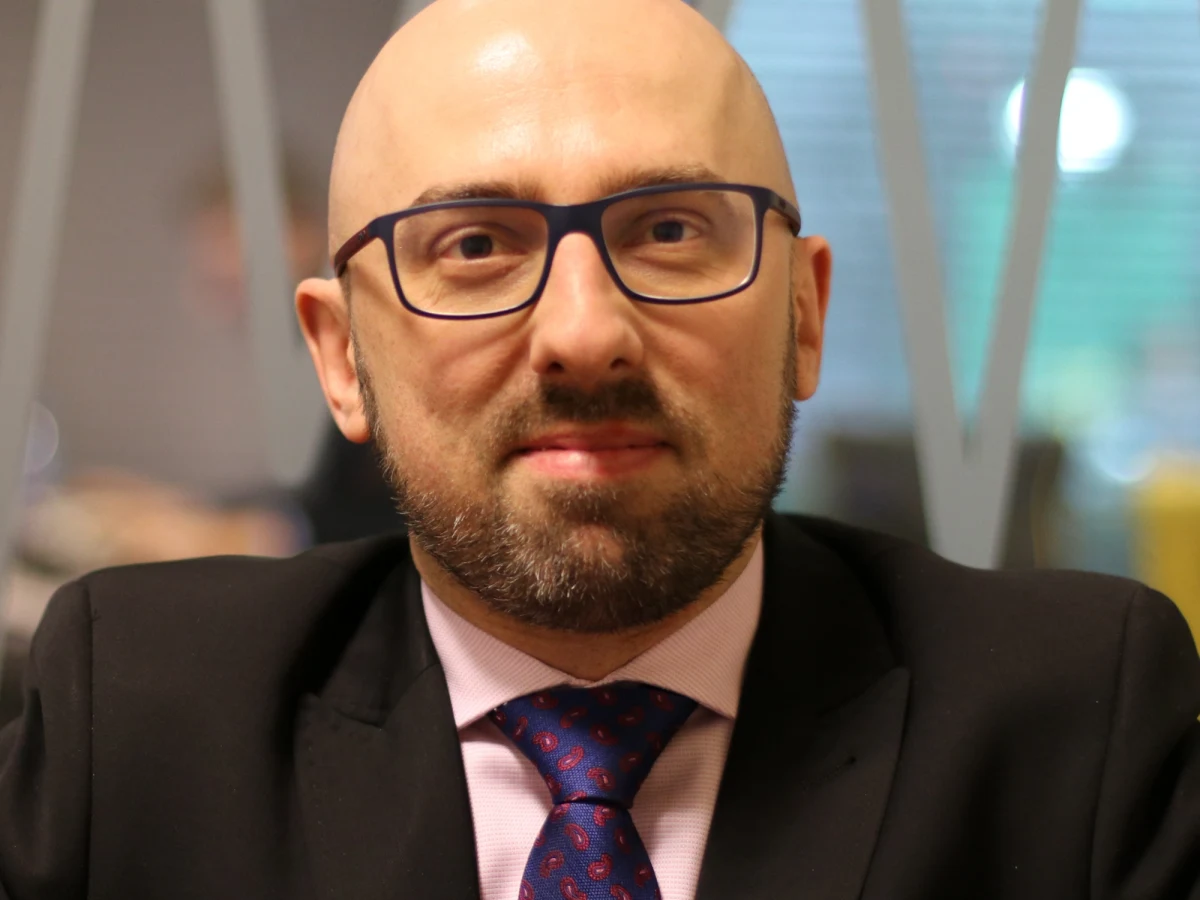 "Podjąłem taką decyzję, bo uznałem, że chcę się realizować w innej dziedzinie" - tak Krzysztof Łapiński tłumaczy w Porannej rozmowie w RMF FM, dlaczego zrezygnował z funkcji rzecznikiem prezydenta Andrzeja Dudy. Łapiński zapewnia, że nie chodziło o konflikt polityczny. "Nic takiego nie było" - podkreśla. "Pracowałem ciężko, dałem z siebie wszystko. Wykonywałem swoją pracę najlepiej, jak potrafiłem. Uznałem na pewnym etapie, że moja rola w Kancelarii Prezydenta się skończyła. Czasami można mieć po prostu nowe, inne plany" - dodaje gość Roberta Mazurka.  