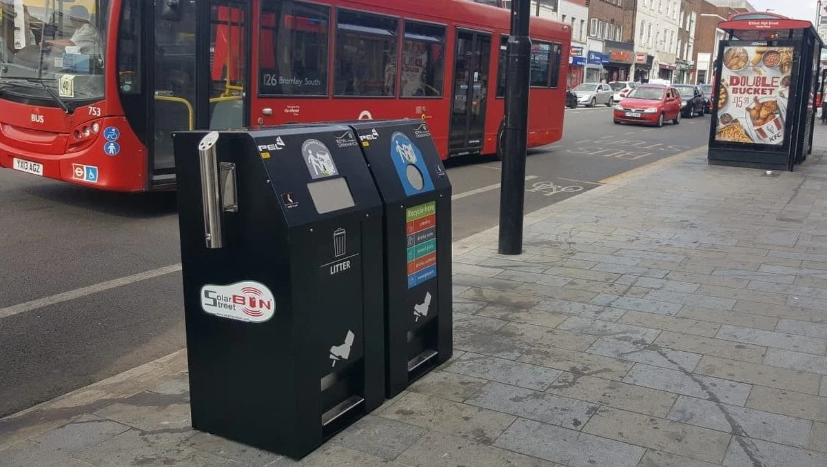 Nowa generacja inteligentnych koszy na śmieci pojawiła się w Wielkiej Brytanii. Pomogą zadbać o czystość miast w najbardziej uczęszczanych dzielnicach. Na czym polega ich innowacyjność? Samodzielnie zgłaszają, kiedy należy je opróżnić, a to wcale nie jest ich największą zaletą. 