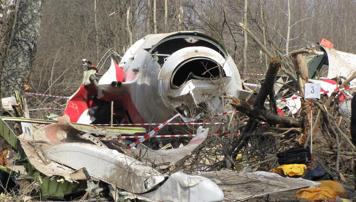 10 kwietnia 2010 roku w Smoleńsku Rosjanie znaleźli nieuszkodzone rejestratory lotu polskiego tupolewa, które po zapakowaniu w worki zostały zabrane z wrakowiska i zniknęły. W ich miejscu kilka godzin później pojawiły się identycznie wyglądające skrzynki, tyle że z poważnymi uszkodzeniami - podaje "Gazeta Polska".